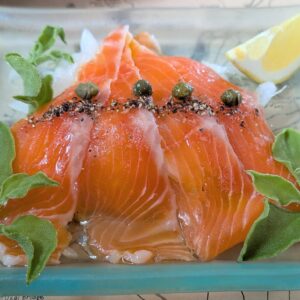 富士の介ハーブ風味マリネ、城の平枇杷のシロップ煮
